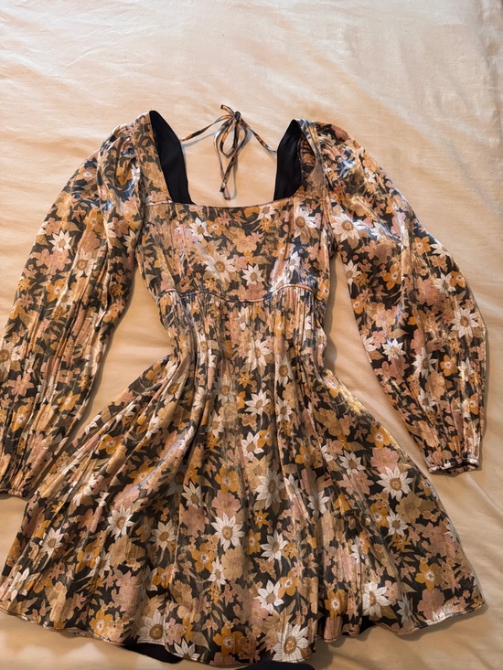 aqua b boutique Dresses & Skirts - Floral Long-Sleeve Mini Dress in Black and Gold